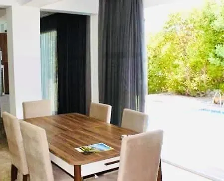 Tranquility, A 3000 Square Foot Holiday With Large Pool, Garden, Central Heating And Airconditioning Plus Wifi 빌라